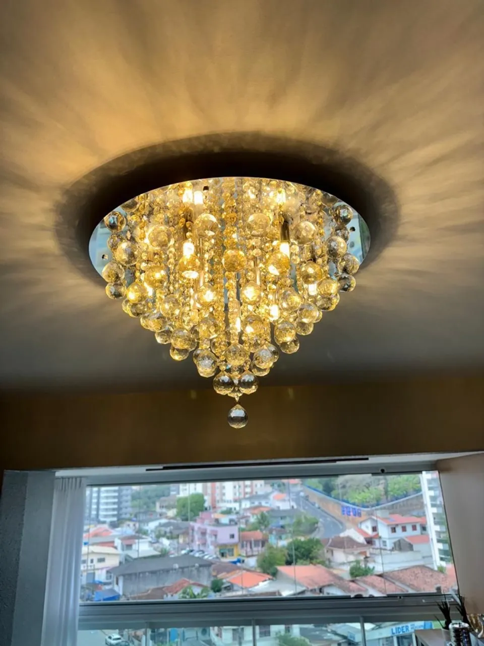 Lindo Lustre em crista com iluminação mista em champanhe e amarela