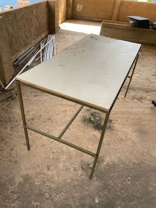 Mesa de metal com tampo branco - Foto 2