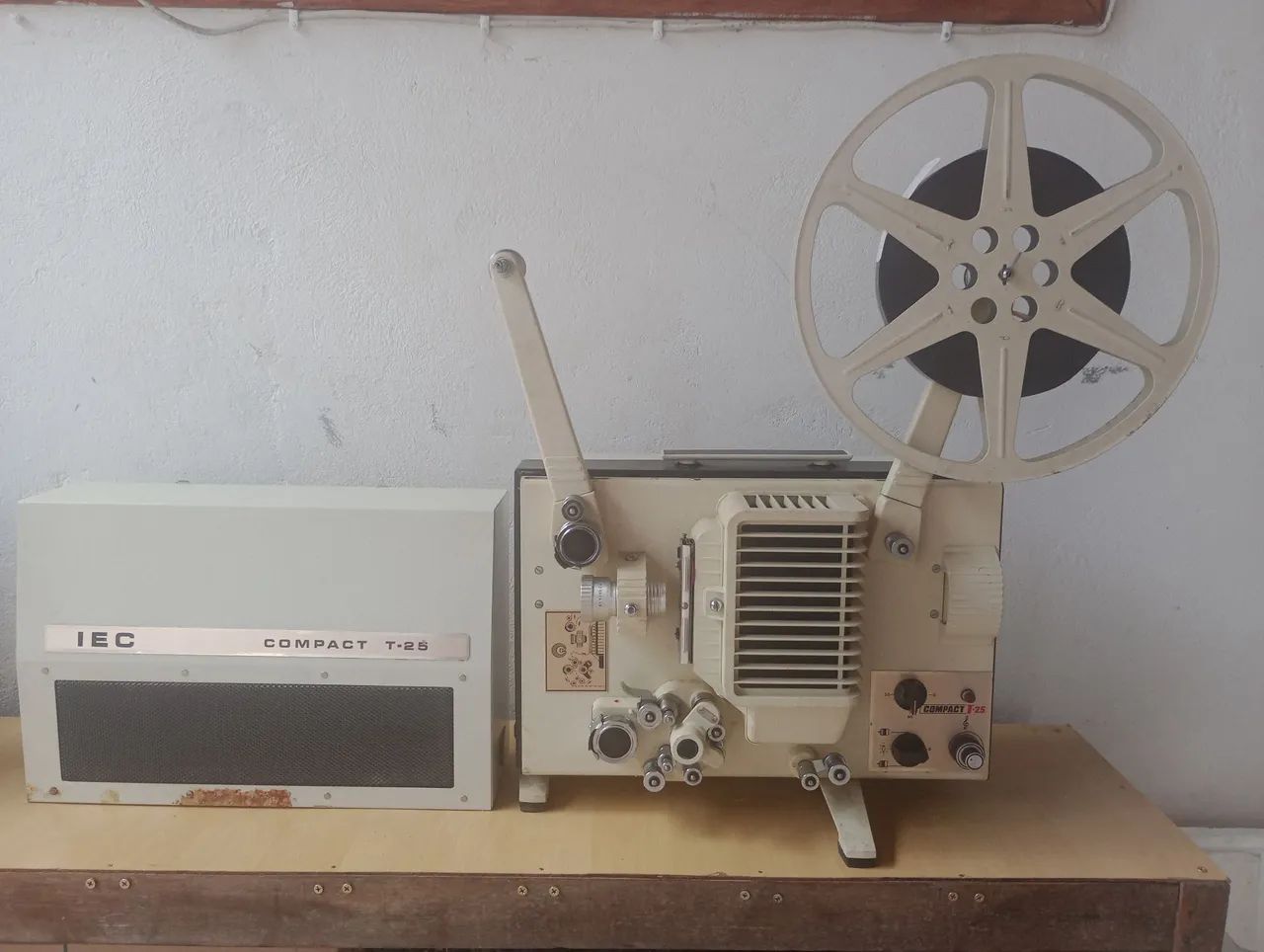 Retroprojector missing a piece.. one thousand reais. Note; negotiable.. 64418734139139120