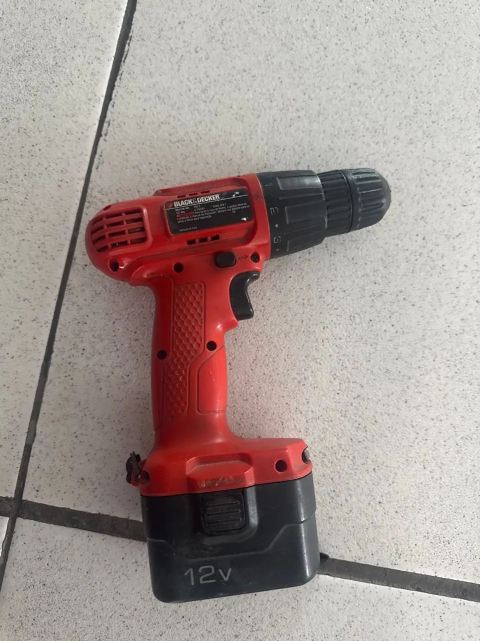 Parafusadeira Black & Decker 12V bateria viciada