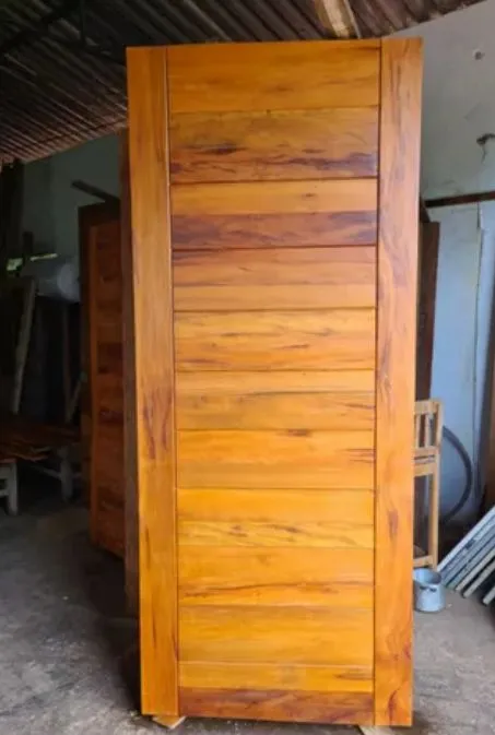 Porta de Madeira Maciça - Elegância e Durabilidade