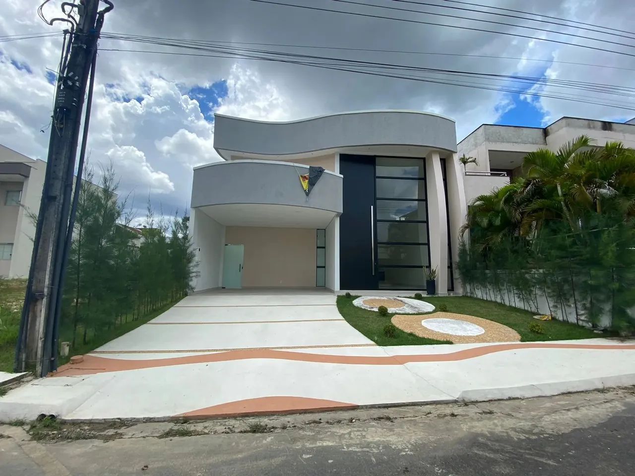 Casa no Condomínio Passaredo  tem 138m² / 3 Suítes com Pé Direito Duplo na Ponta Negra