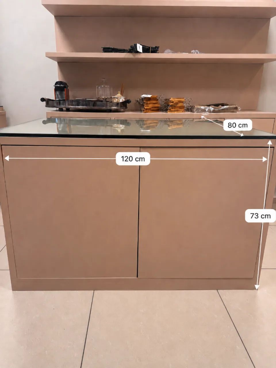 Balcão expositor com tampo de vidro 