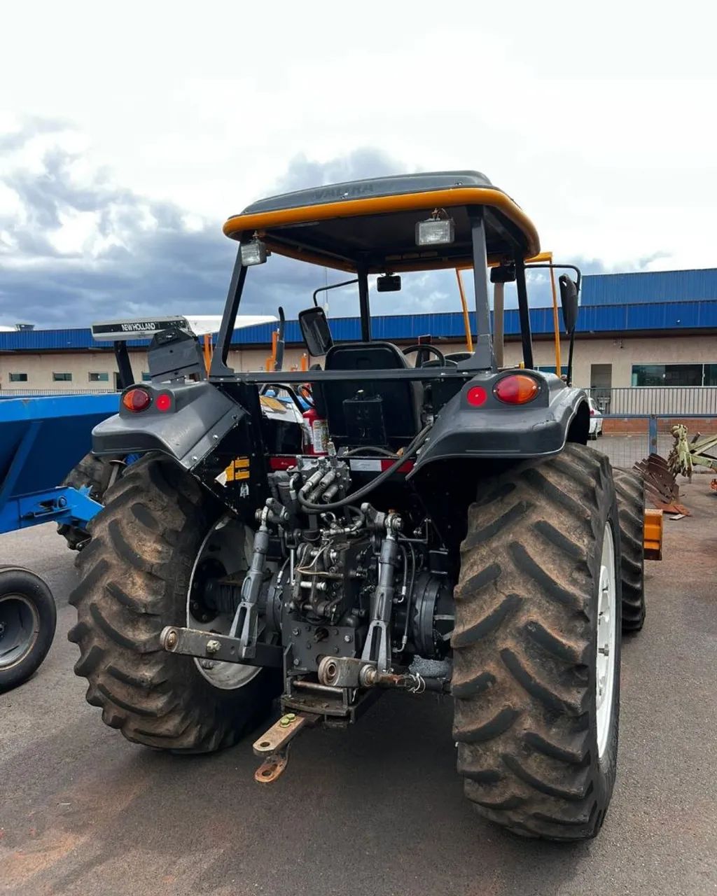 TRATOR VALTRA  - Foto 3