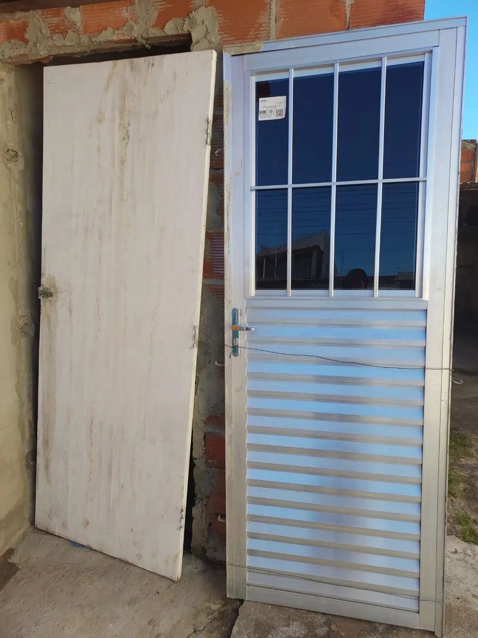 Porta de alumínio com vidro e porta de madeira