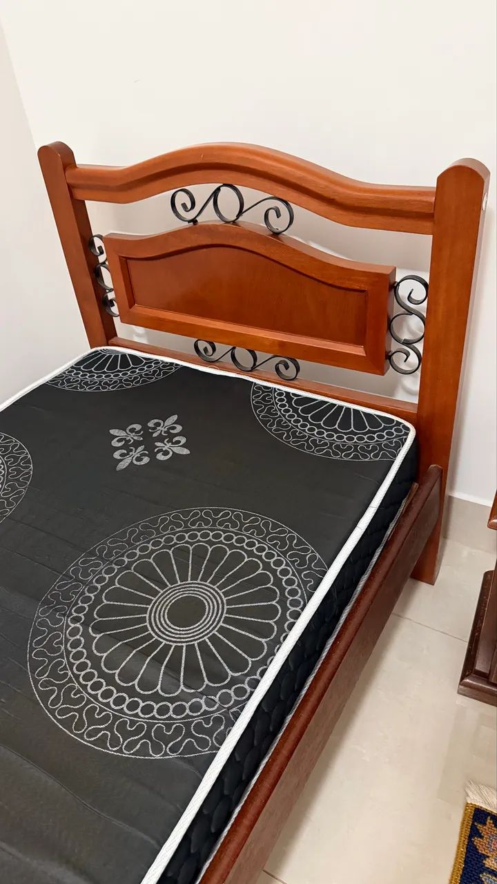Cama solteiro em madeira maciça - seminova  - Foto 3