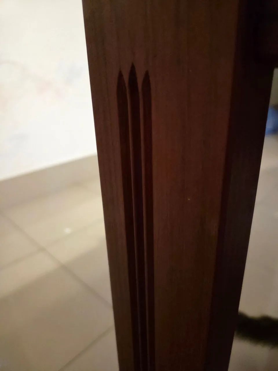 Mesa e cadeiras em madeira maciça e tampo de mármore  - Foto 3