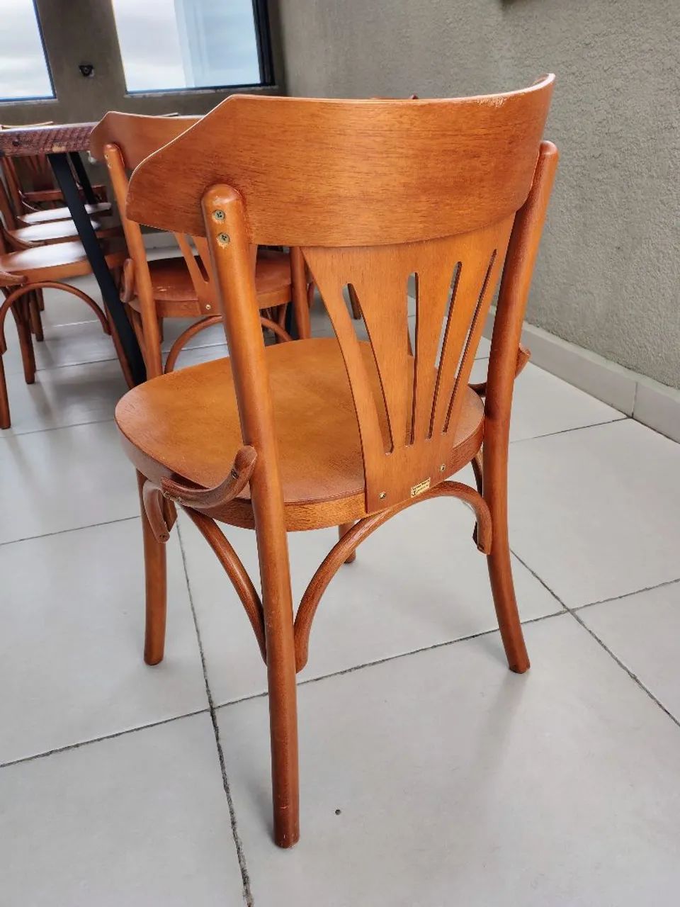 Vendo cadeiras de madeira maciça 