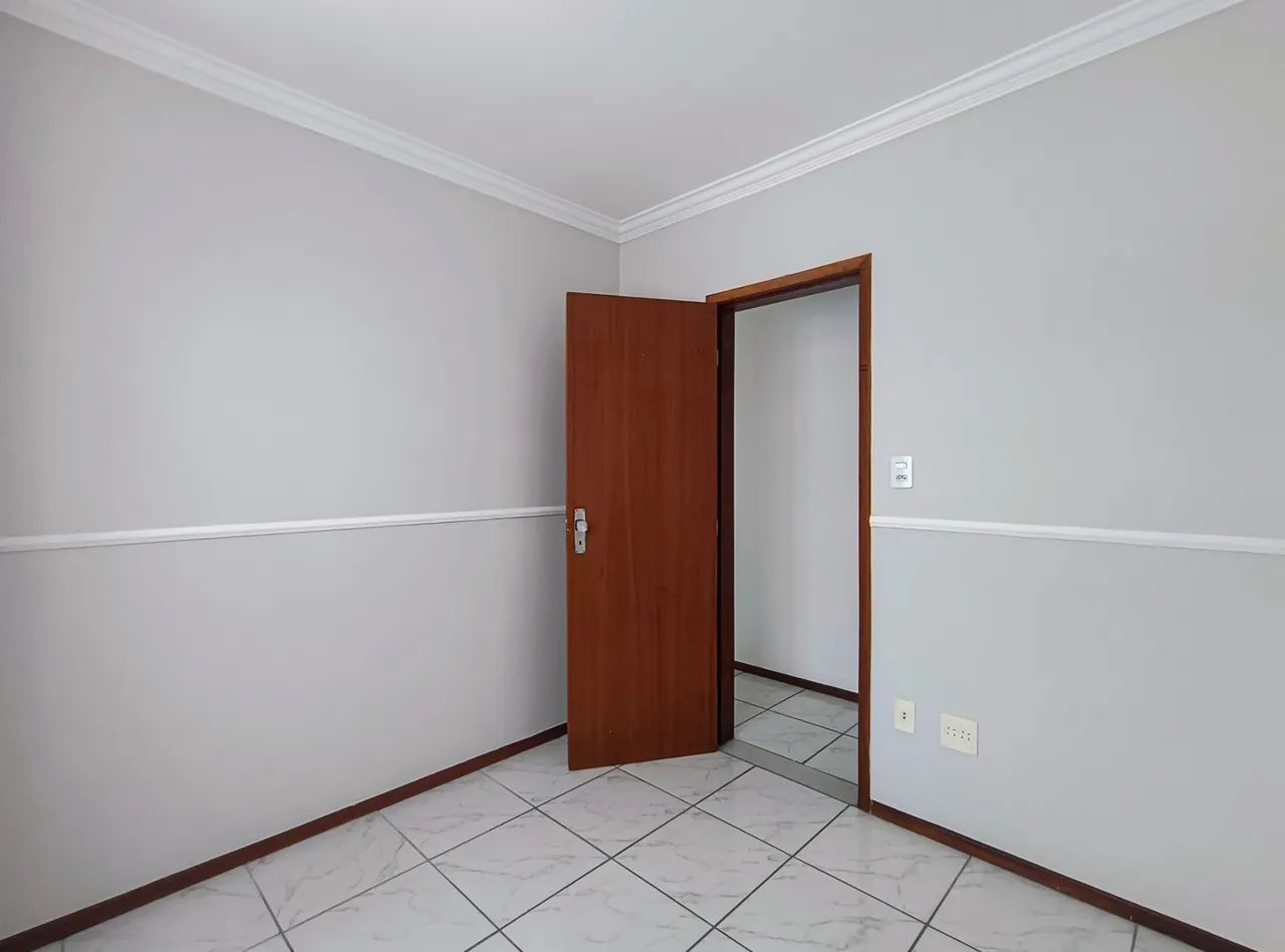 Um 2 quartos bem localizado e com vaga para locação - Foto 4