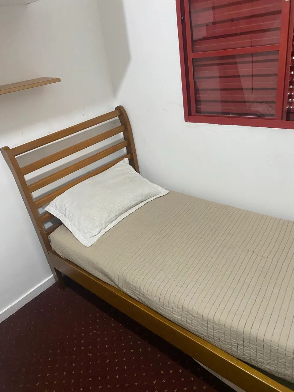 Cama de madeira com colchão. - Foto 3