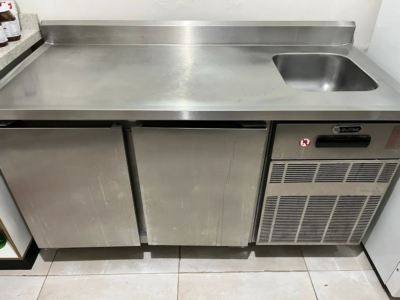 Refrigerador horizontal 2 portas com cabine do lado direito 