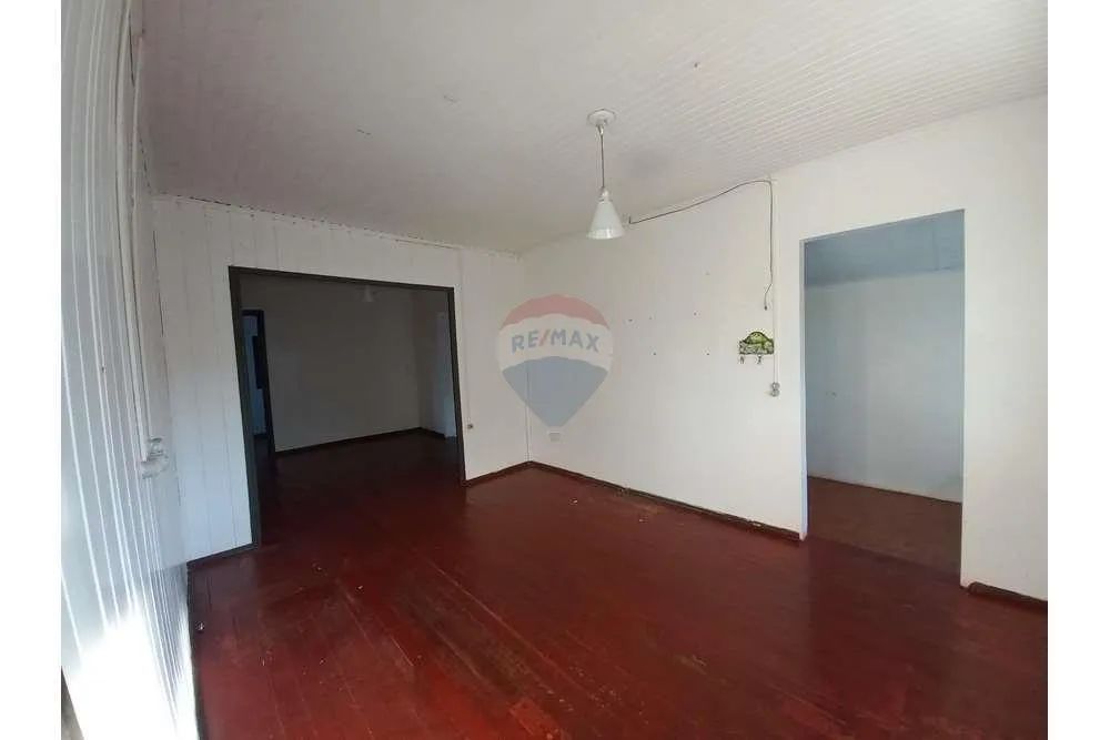 Casa no Centro, 3 Quartos, Quintal e Garagem! - Foto 3