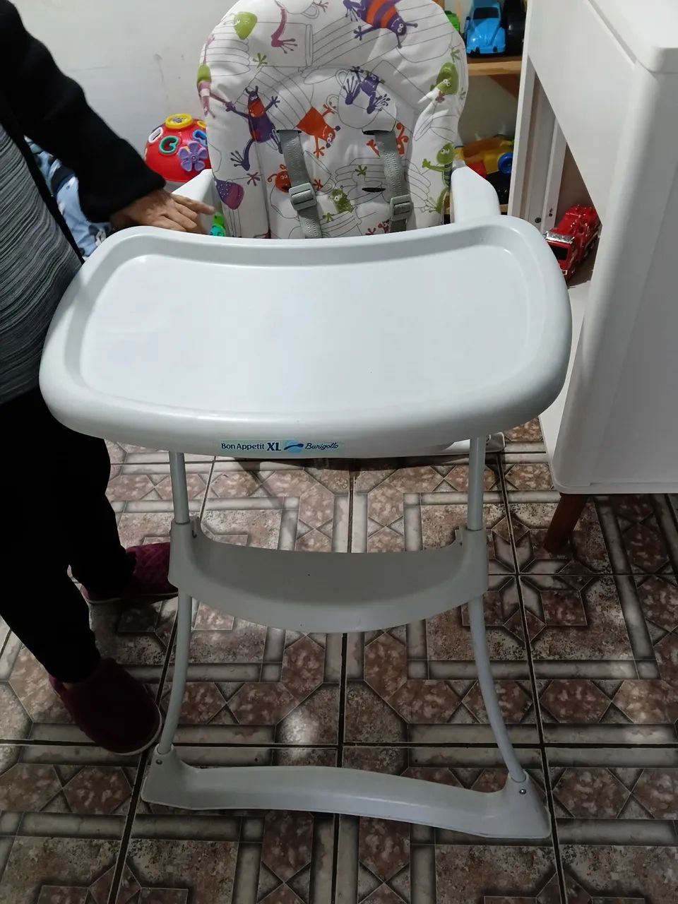 Berço e cadeira de alimentação 