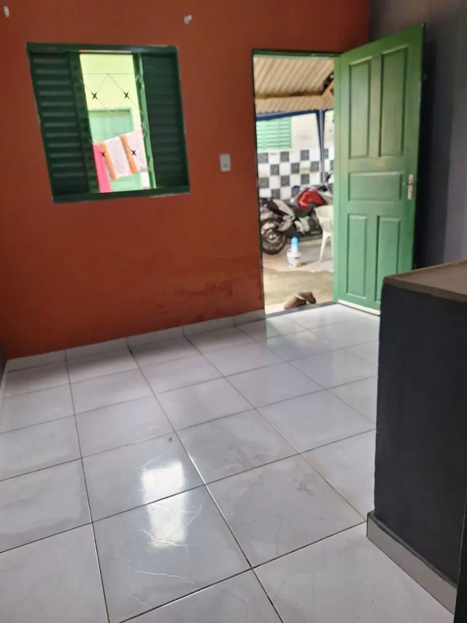 Aluga-se ambiente de 02 cômodos, sendo quarto com banheiro.  - Foto 2