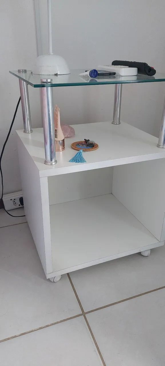 Mesa cabeceira tampo em vídeo e rodinhas. - Foto 3