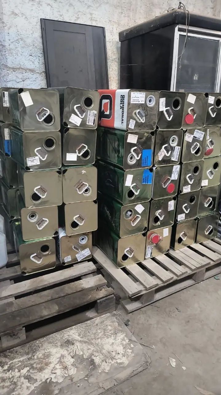 Vendo lote De latas de 20l e bombons 