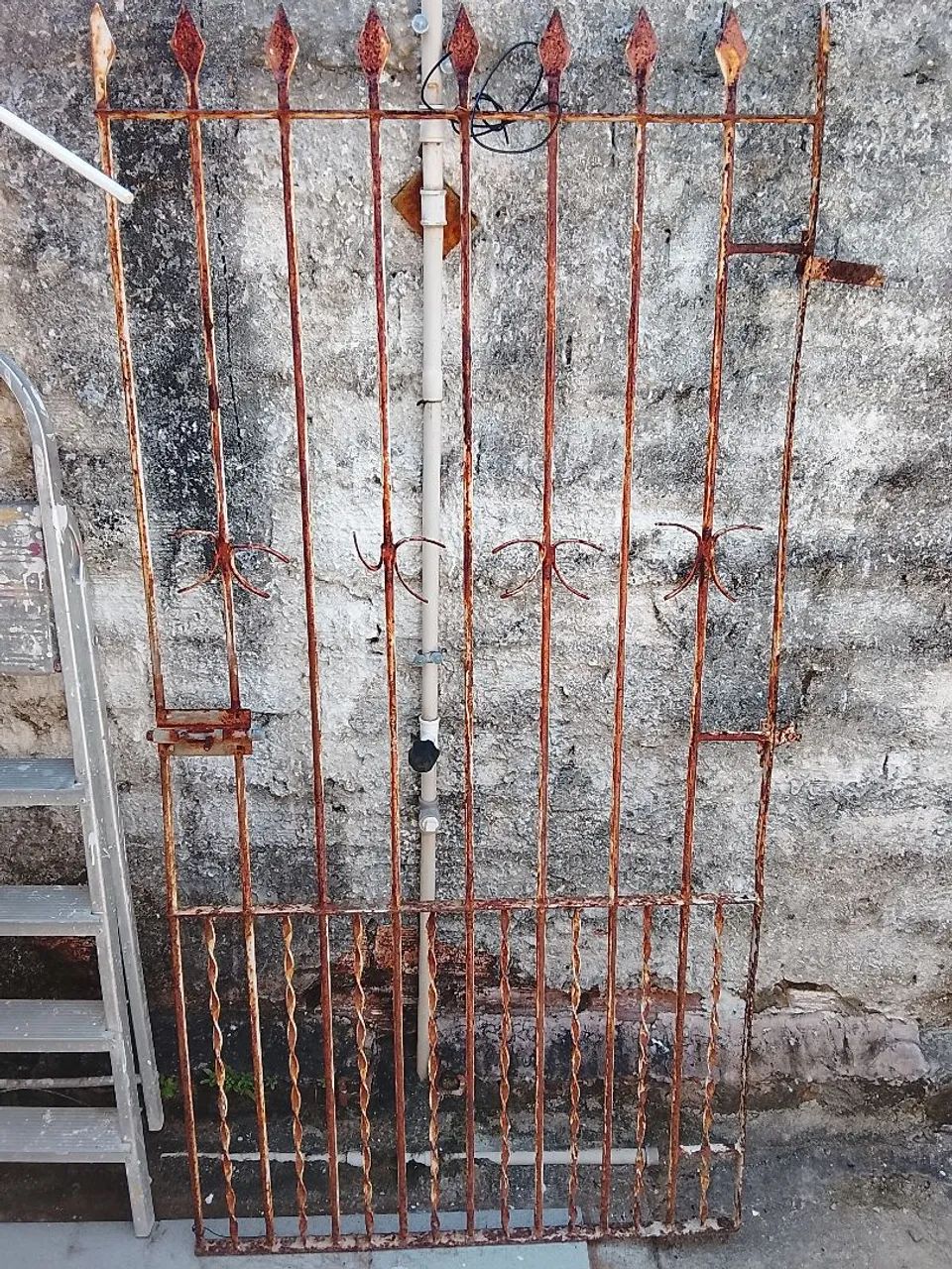 Portão de ferro só lixar e pintar 