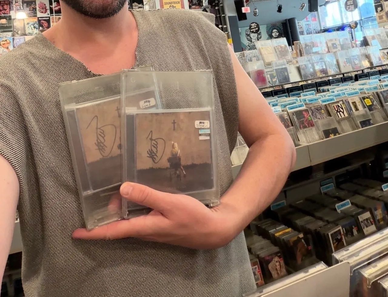 CD The Pretty Reckless Dear God - Autografado - Foto 5