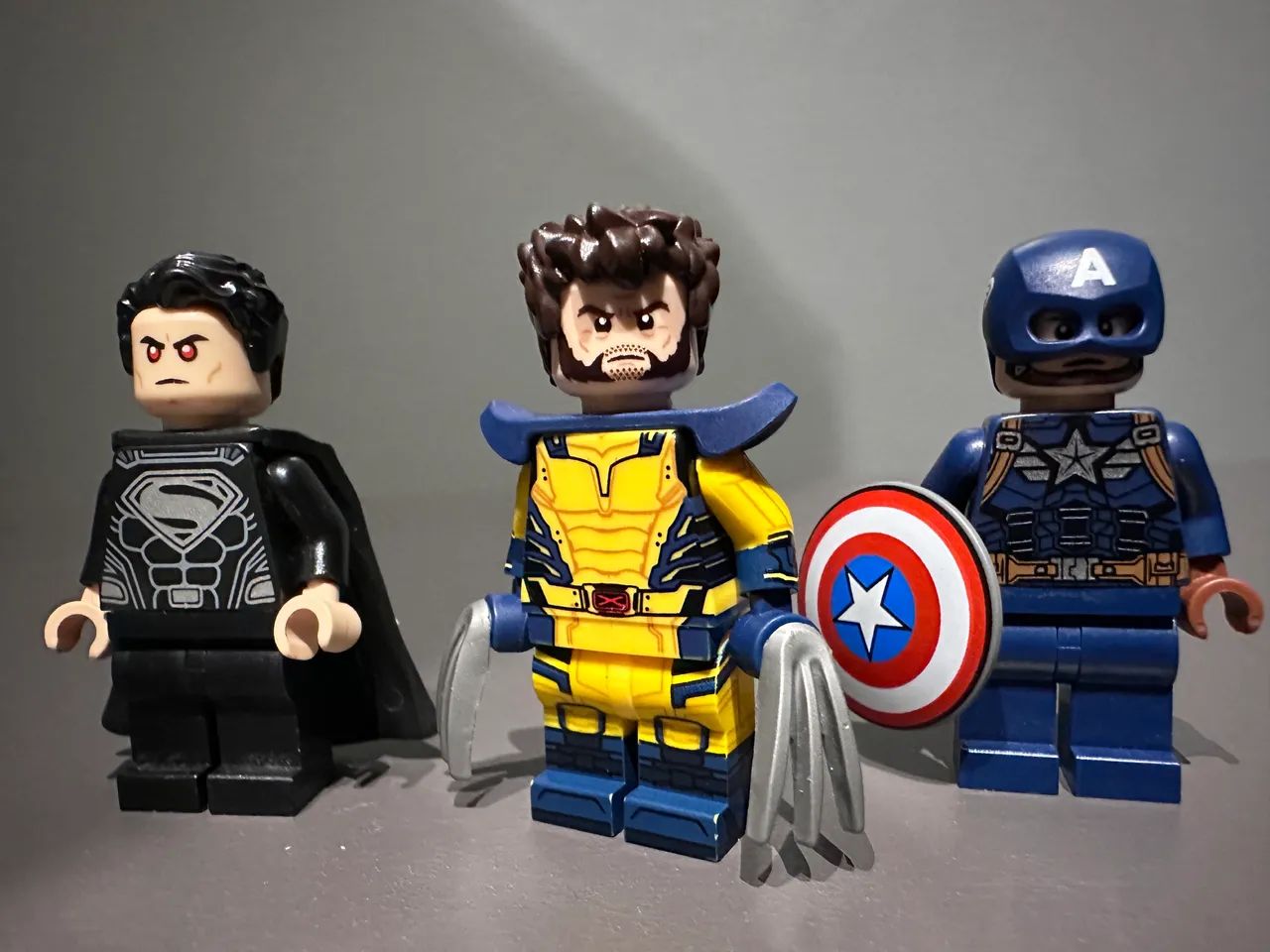 Lego minifiguras personalizadas, Wolverine, Superman e capitão América 