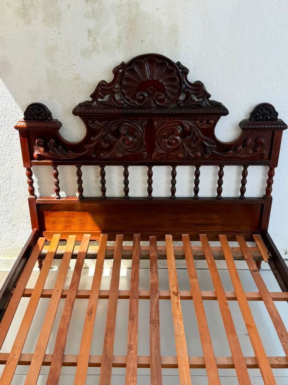 Cama colonial de madeira perfeita