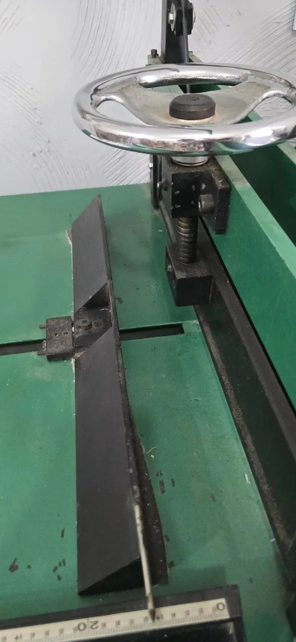 Guilhotina de papel profissional de facão semi industrial boca util de 70cm - Foto 4
