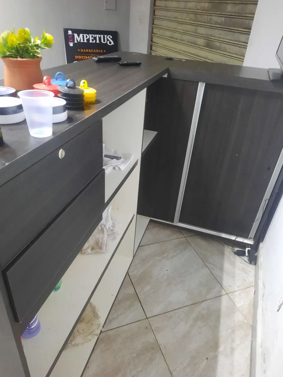 Balcão em L com armario e gavetas em mdf com rodas e espelhado 