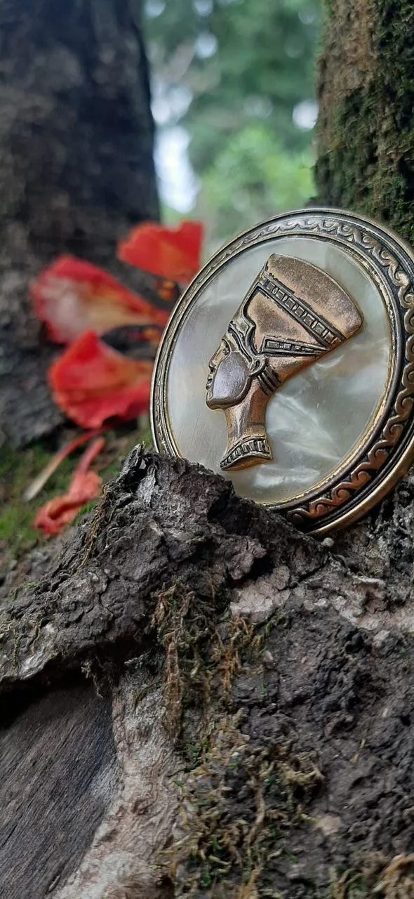 Broche vintage Nefertiti  LEIA O ANUNCIO