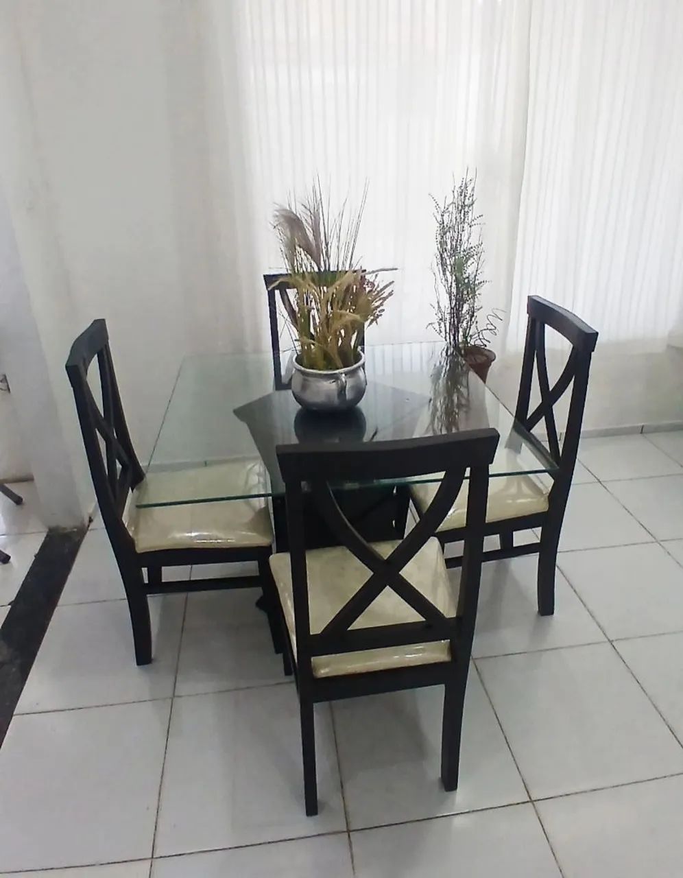 Mesa de Madeira com 4 Cadeiras  - Foto 4