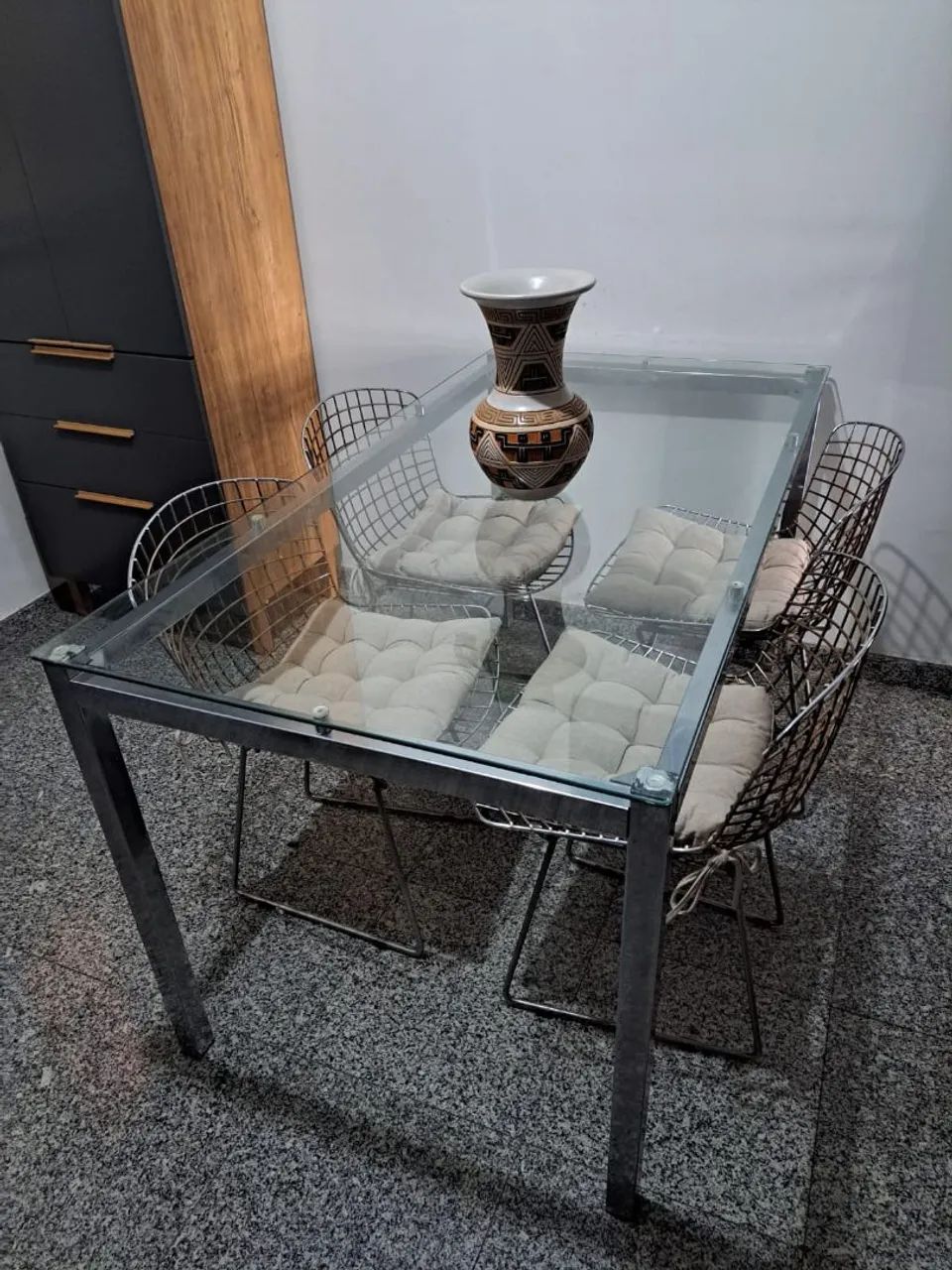 R$ 450,00    VENDO mesa com 4 cadeiras. - Foto 5