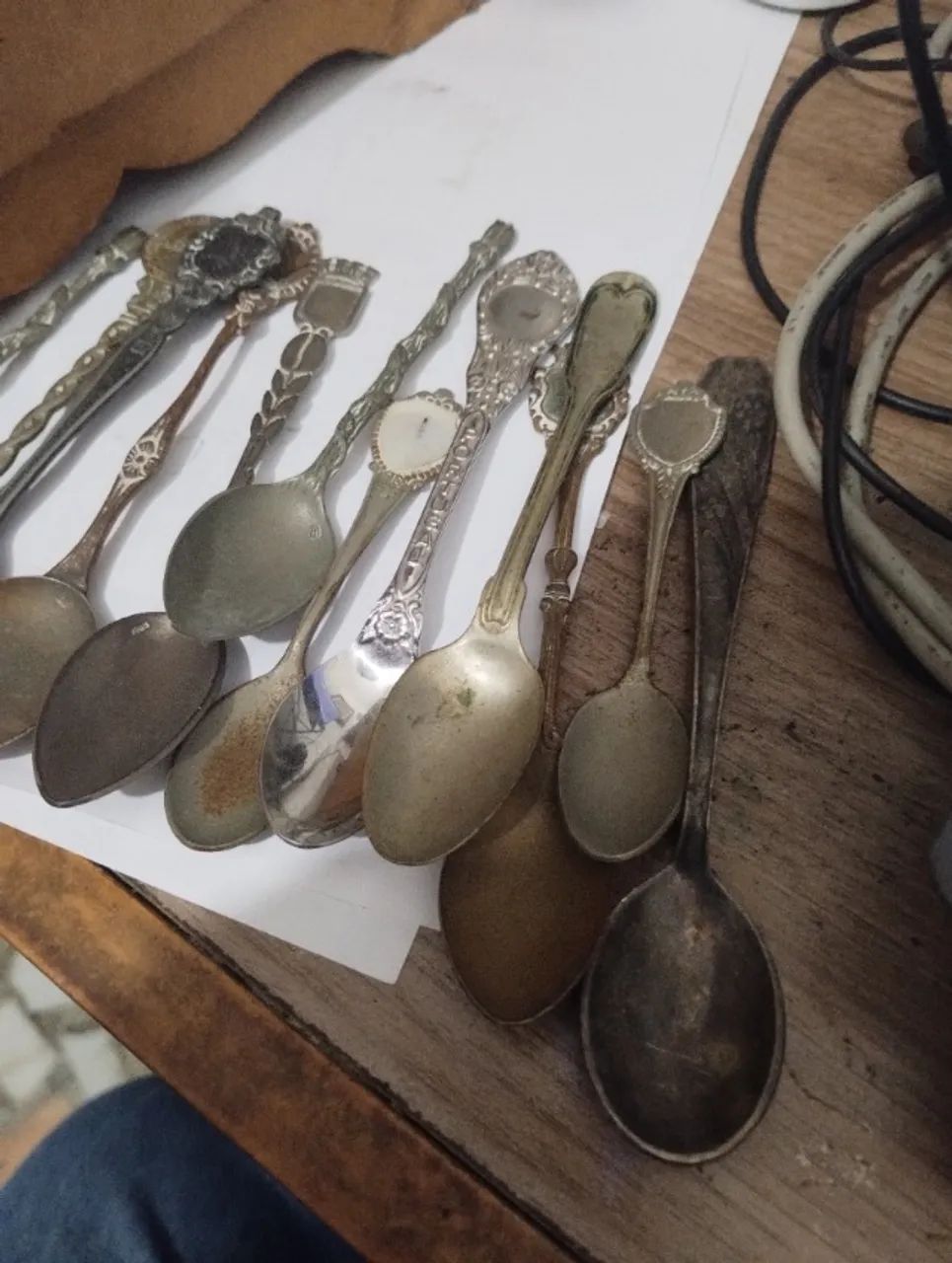 LOTE COM 12 COLHERES DE COLEÇÃO ANTIGAS E VARIADAS - Foto 5