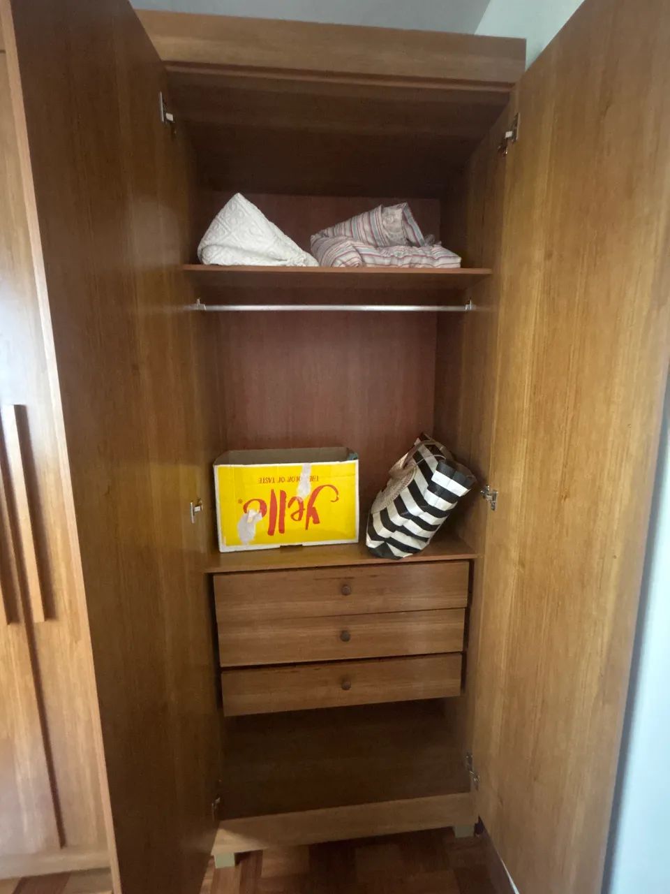 Vendo guarda roupa 6 portas  - Foto 3