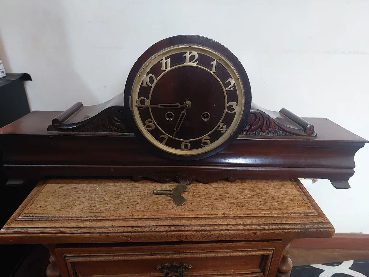 Relógio de mesa de corta antigo