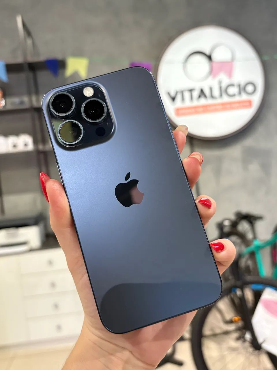 iPhone 15 Pro Max azul 256GB seminovo 89% - Foto 4