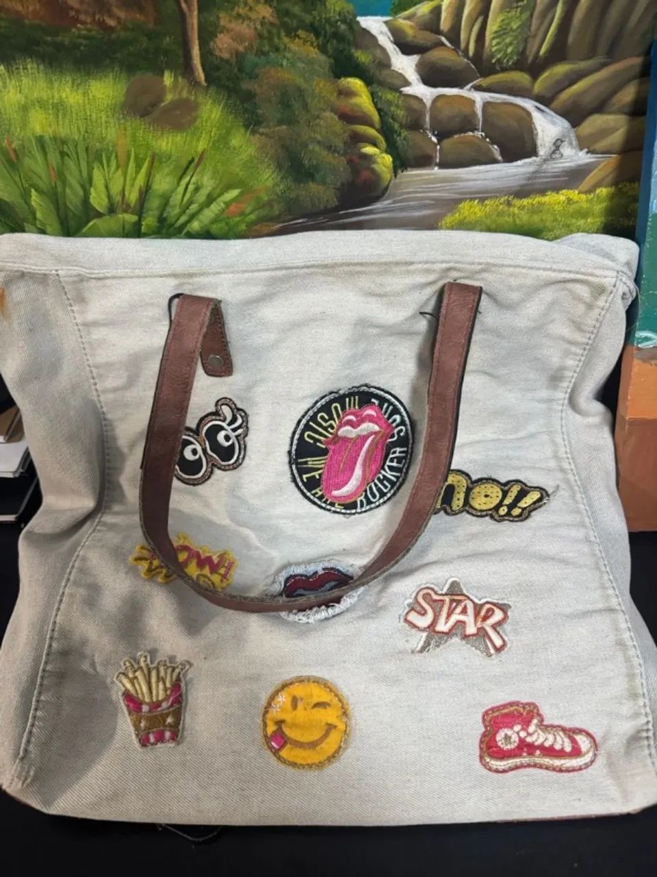 bolsa de ombro bege com patches
