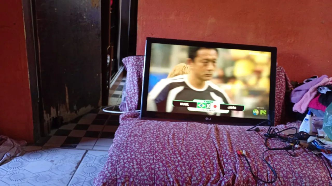 VENDO TV 32 POLEGADAS,LCD, FUNCIONANDO TUDO,(NÃO É SMART)MAS C APARELHO PEGA TUDO...FOTOS  - Foto 3
