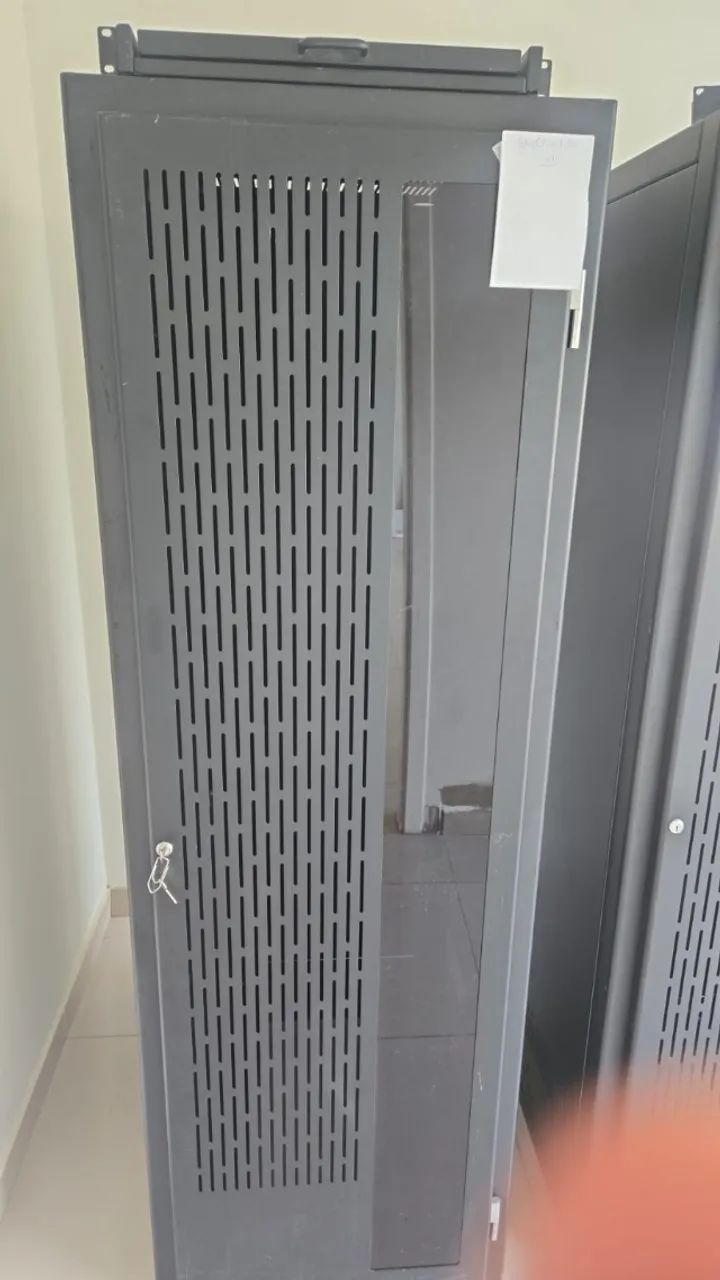 Kit Infraestrutura de Rede Premium: Roteador e Switch Cisco + Firewall Fortinet + Rack - Foto 3