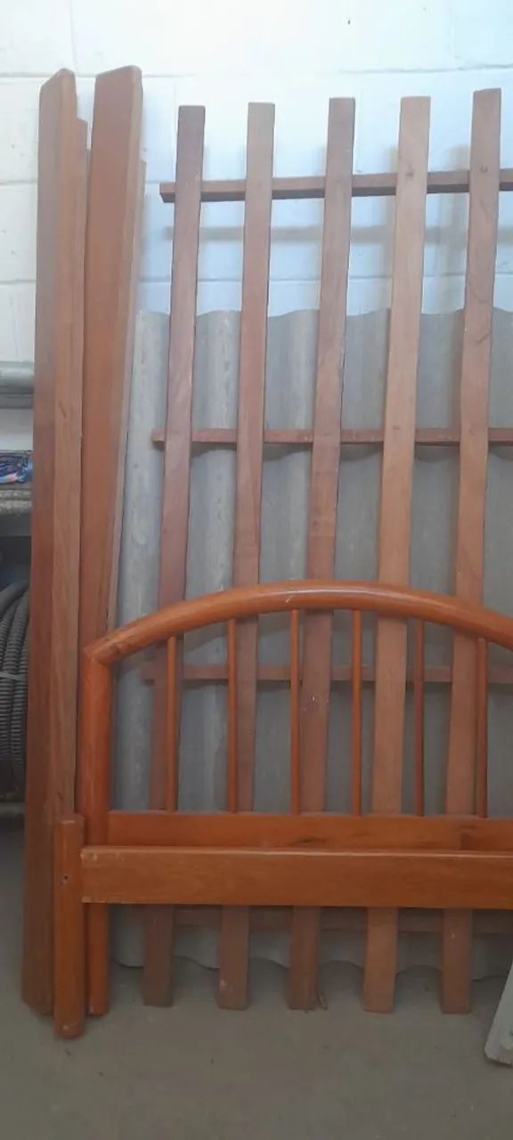 Vendo cama de madeira maçica