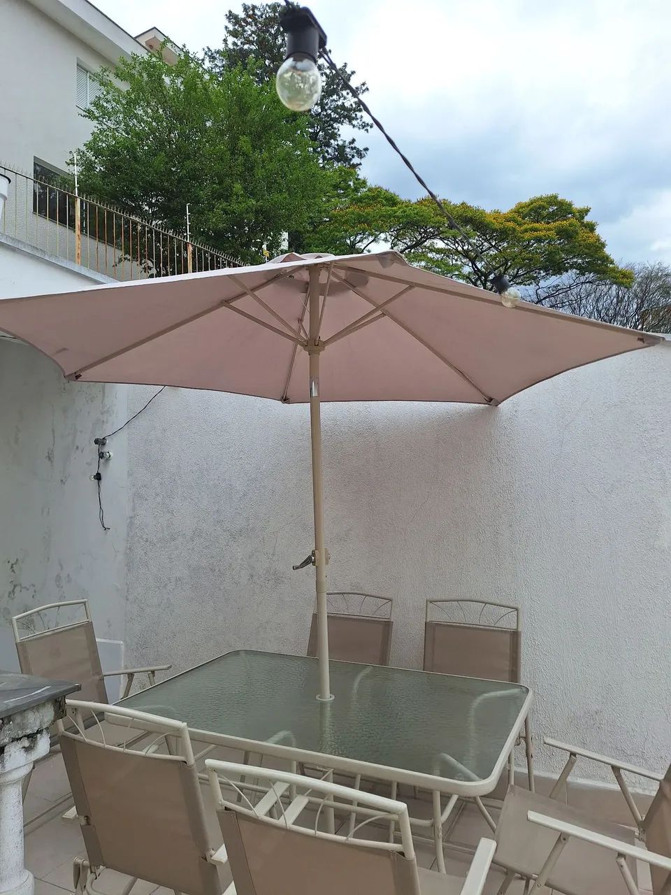 Mesa com guarda sol e cadeiras confortaveis