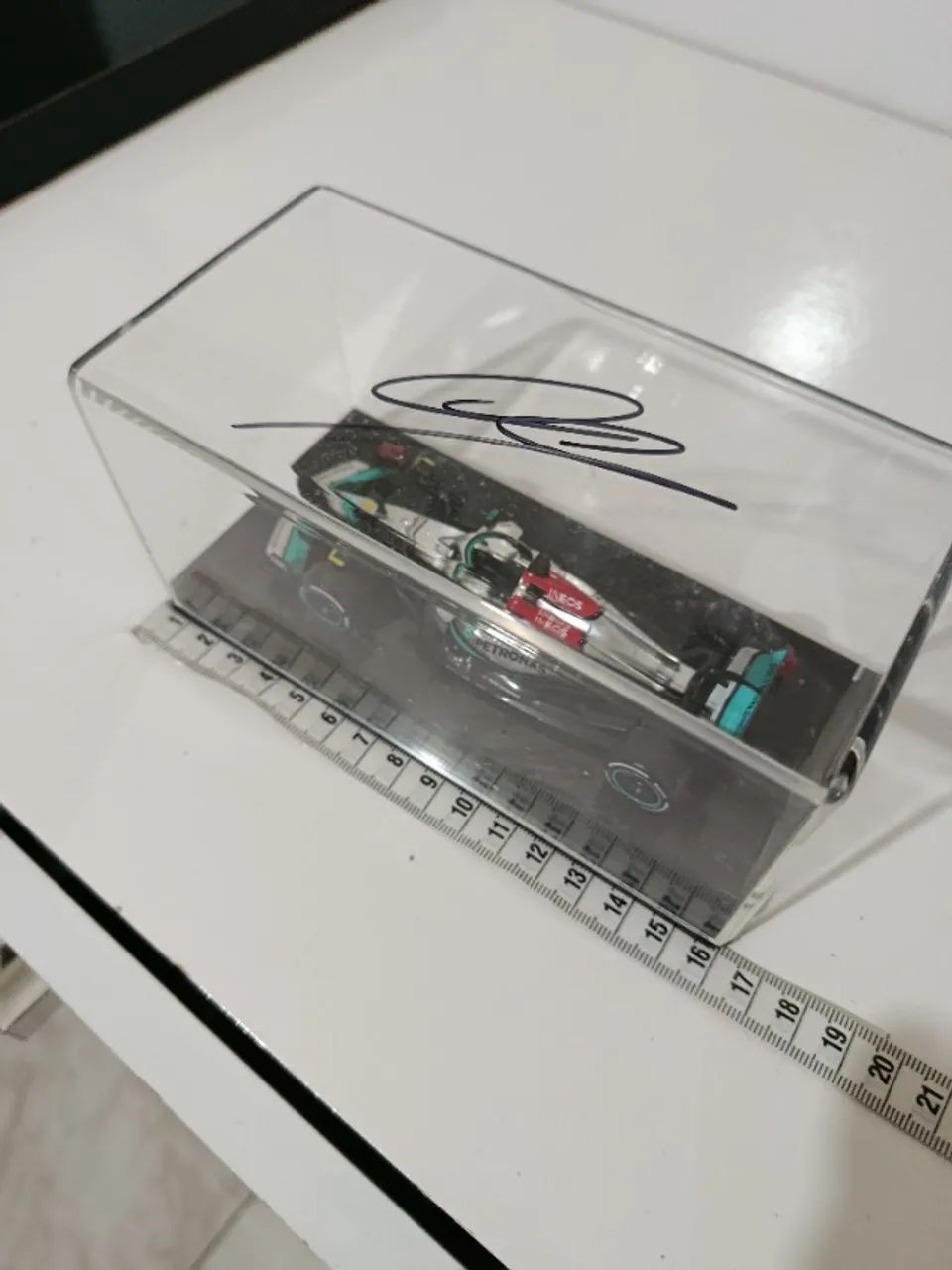 Replica F1 Mercedes autografado Louis Hamilton  - Foto 3