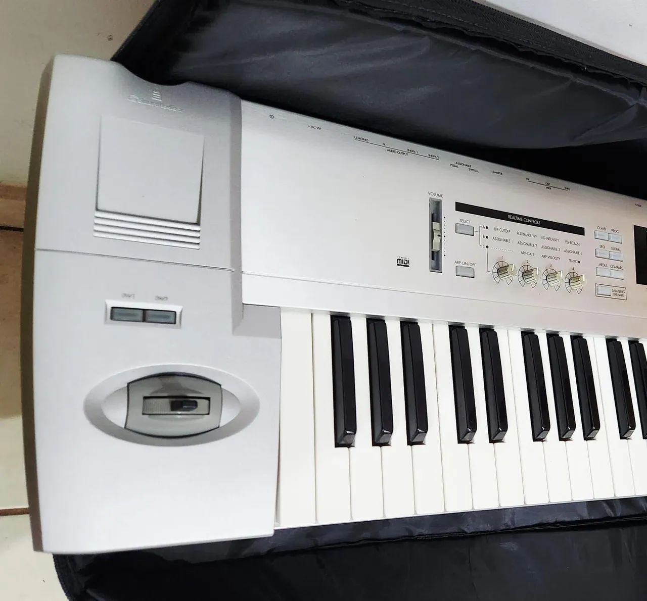 Korg Triton Lê 76 teclas Impecável Oportunidade - Instrumentos