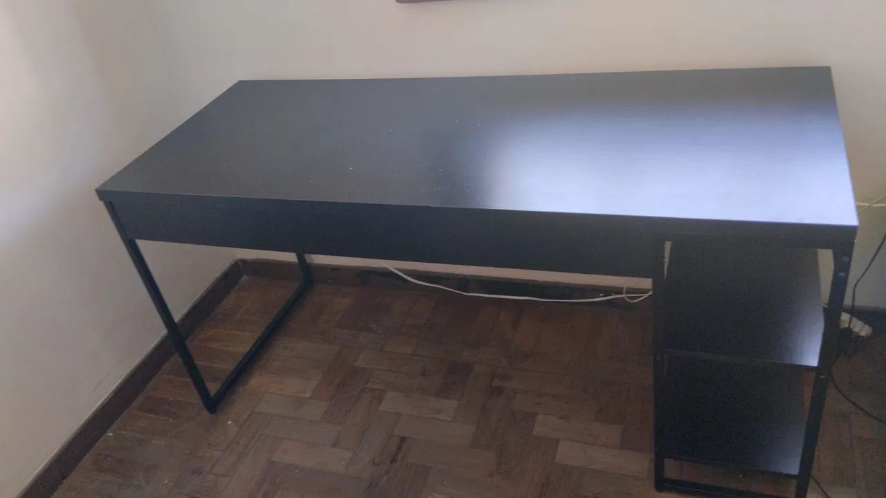 Secretária escrivaninha com 2 prateleiras, robusta e óptimo estado. 
