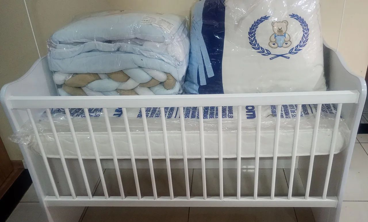 Berço com colchão e protetores