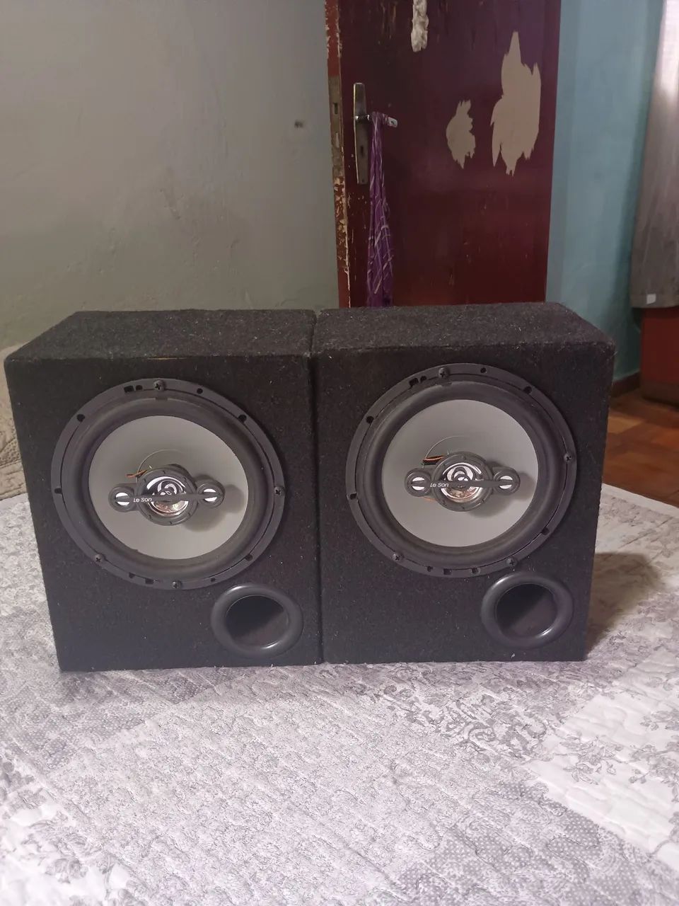 Caixas de som com alto falantes de 6 polegadas cada de 70 watts cada.