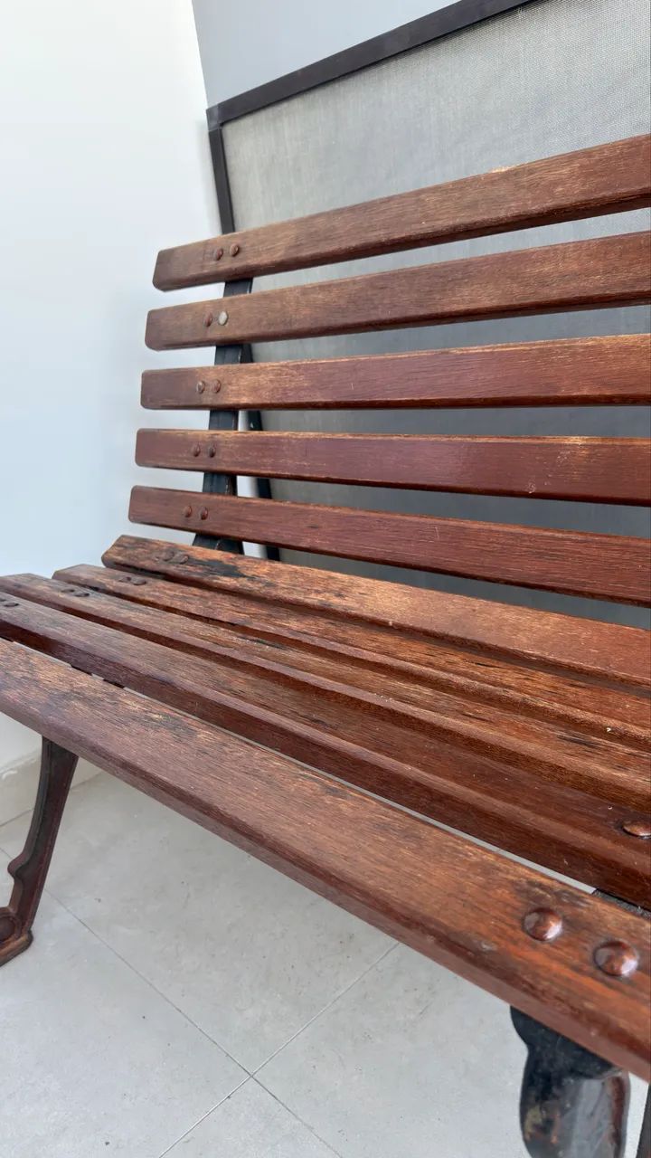 Banco de Madeira Maciça com Pés de Ferro - Resistente - Foto 4