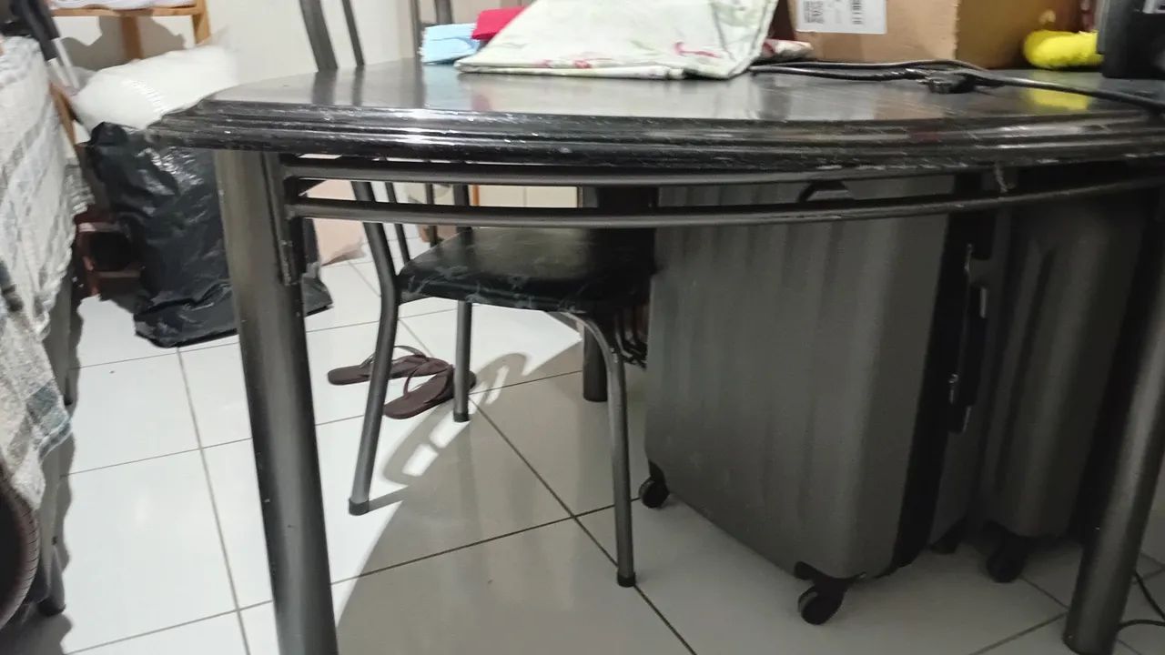 mesa  grande retangular com 4 cadeiras de ferro  - Foto 5