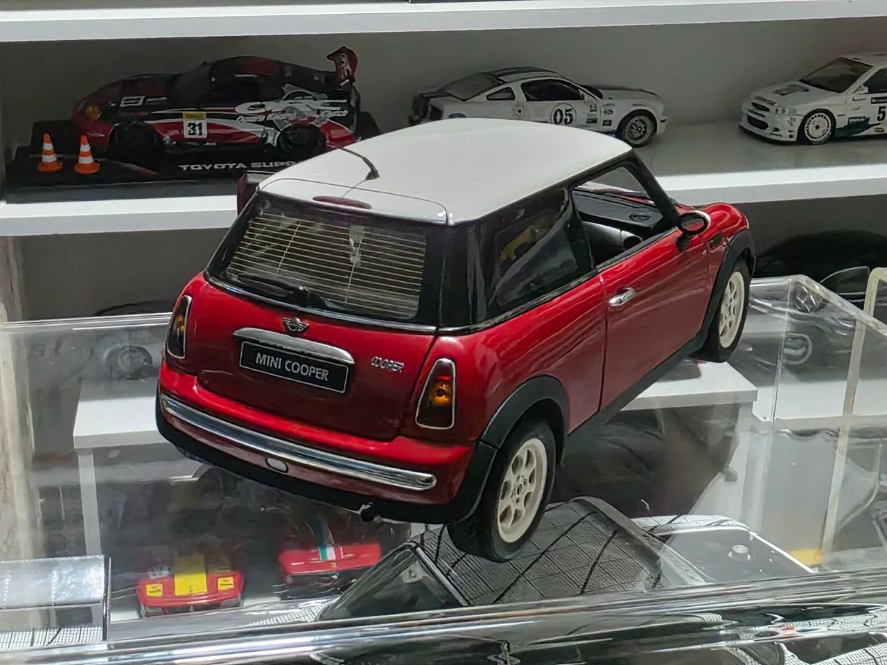 Miniatura 1:18 autoart mini cooper vermelho - Hobbies e coleções