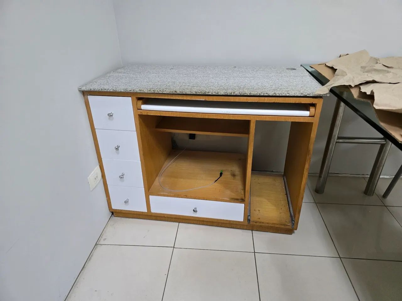 Mesa para computador com tampo em granito