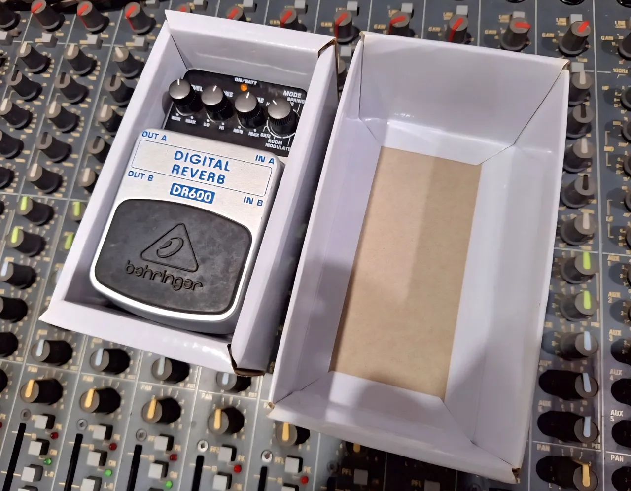 Pedal de efeito Beringuer DIGITAL REVERB DR600