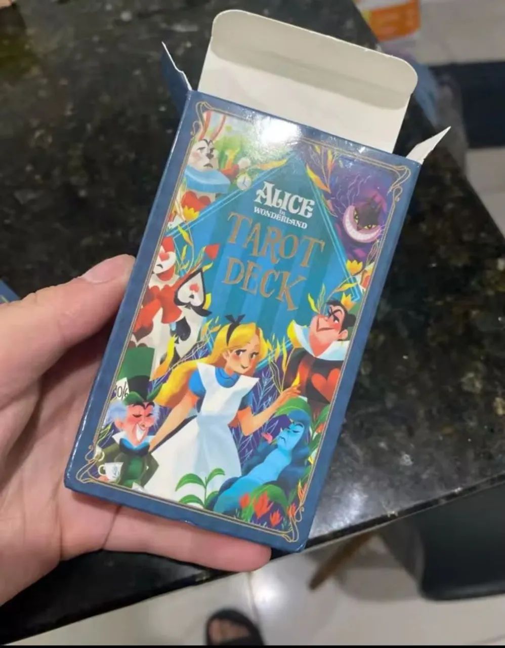 Deck Tarot Alice in Wonderland - 78 cartas em inglês  - Foto 4