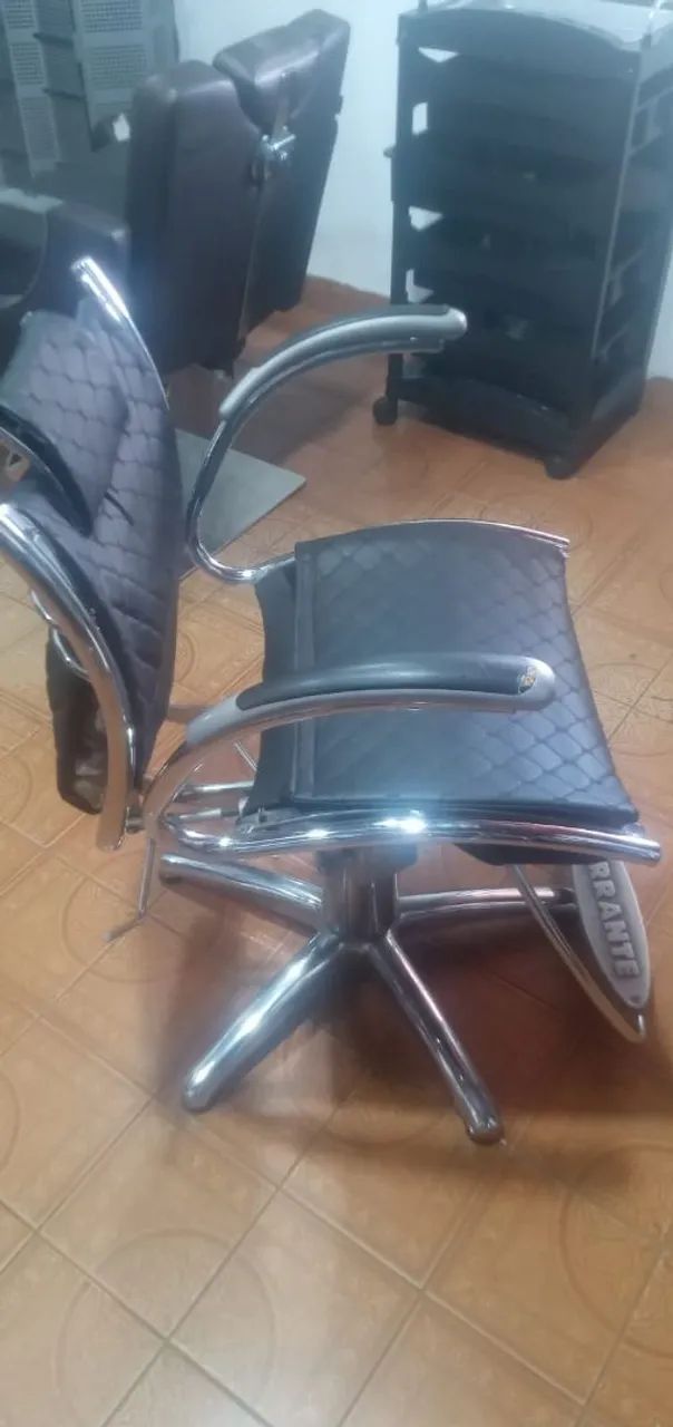 Vendo cadeira de salão semi nova funcionando normalmente entrgo - Foto 2